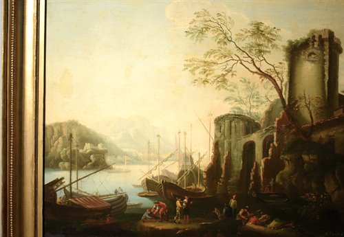 Paysage côtier avec port et ruines